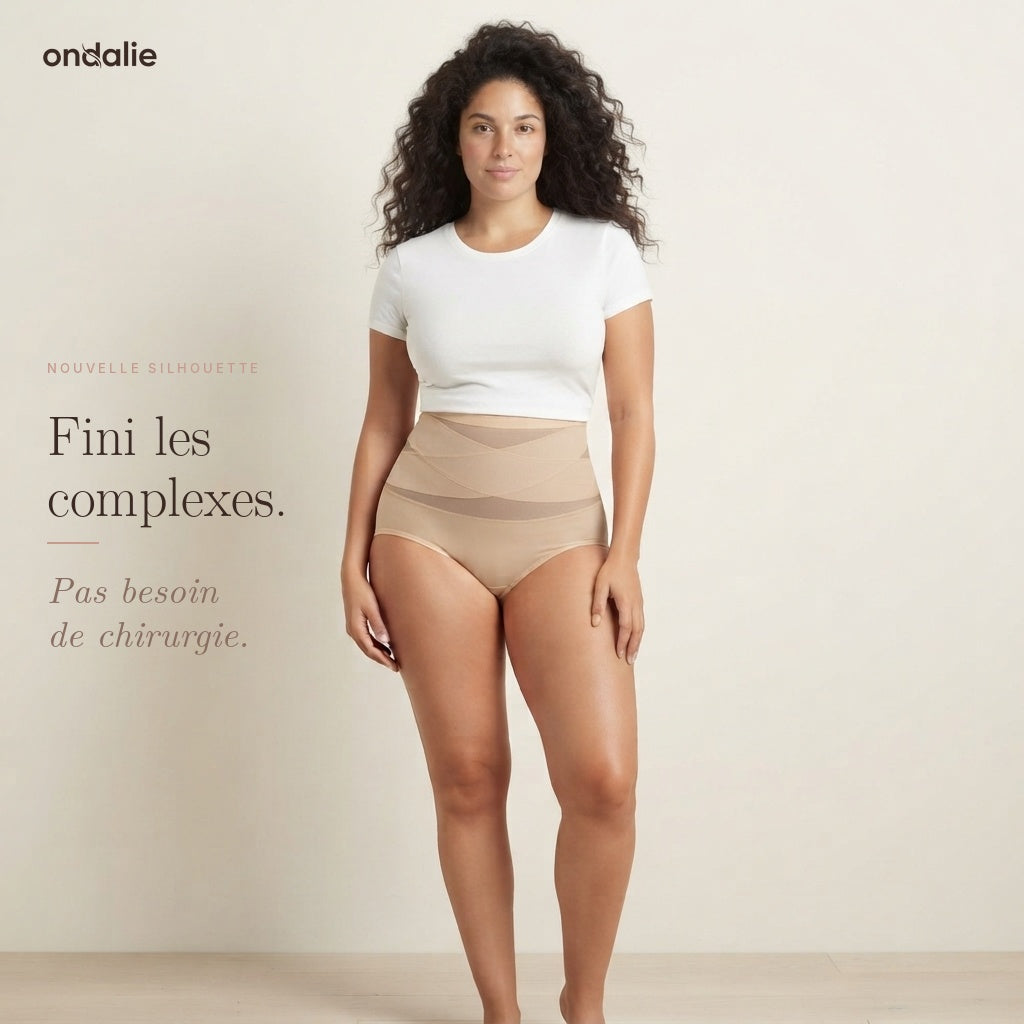 Femme portant la culotte gainante post-partum Ondalie nude sous un t-shirt blanc